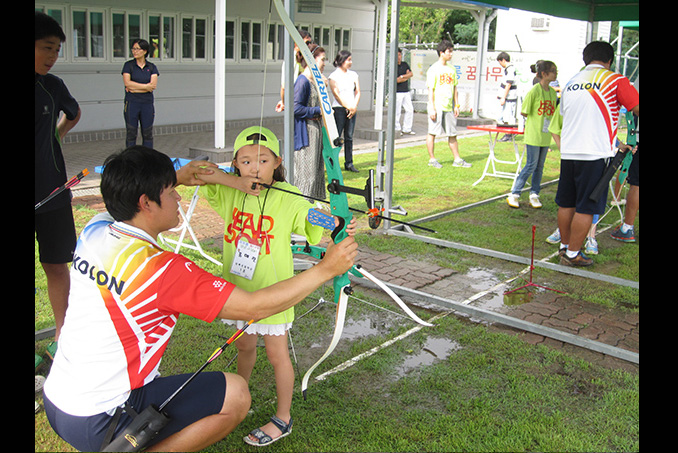 2013년 코오롱 양궁교실 어린 여학생을 가르치는 신영섭 선수 입니다.
