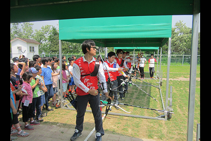 코오롱 양궁교실 선수 시범 모습입니다.